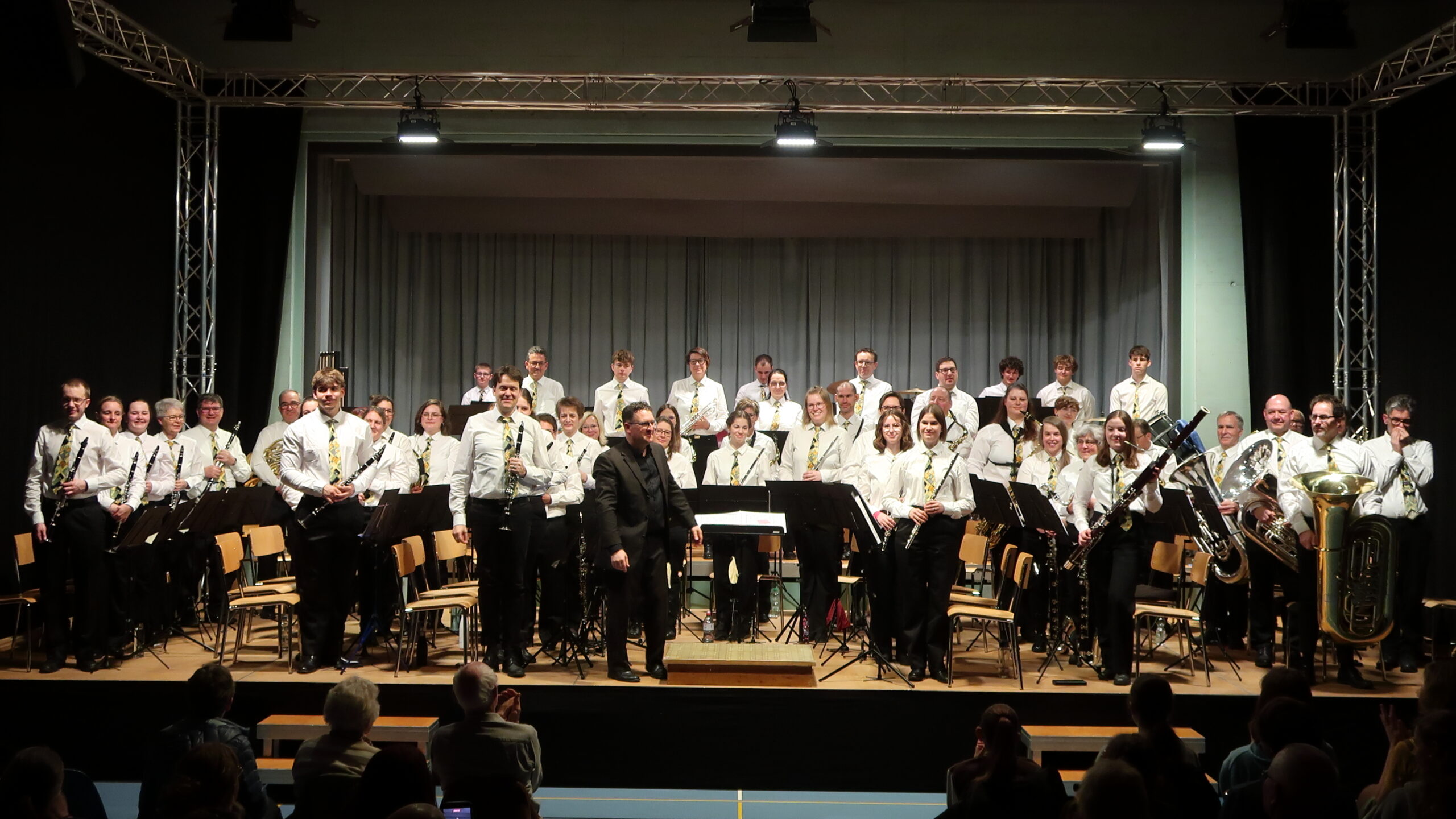 Die Musikgesellschaft Melchnau gemeinsam auf der Konzertbühne